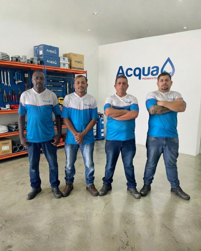 Equipe da Acqua Vazamentos realizando caça vazamento de gás com ultrassom eletrônico